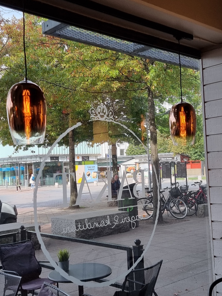 Hängande lampor i fönster på cafe